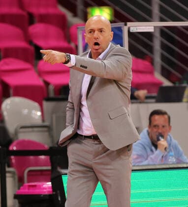 Bonn, Deutschland, 25.04.2021, Telekom Dome, Basketball, BBL, Telekom Baskets Bonn vs Niners Chemnitz: Head Coach Rodrigo Pastore (Chemnitz) (