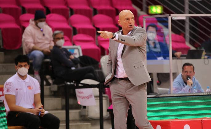 Bonn, Deutschland, 25.04.2021, Telekom Dome, Basketball, BBL, Telekom Baskets Bonn vs Niners Chemnitz: Head Coach Rodrigo Pastore (Chemnitz) (