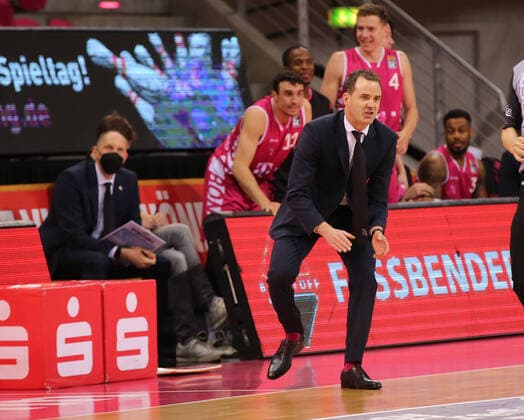 Bonn, Deutschland, 25.04.2021, Telekom Dome, Basketball, BBL, Telekom Baskets Bonn vs Niners Chemnitz: Headcoach William Voigt (Bonn) (