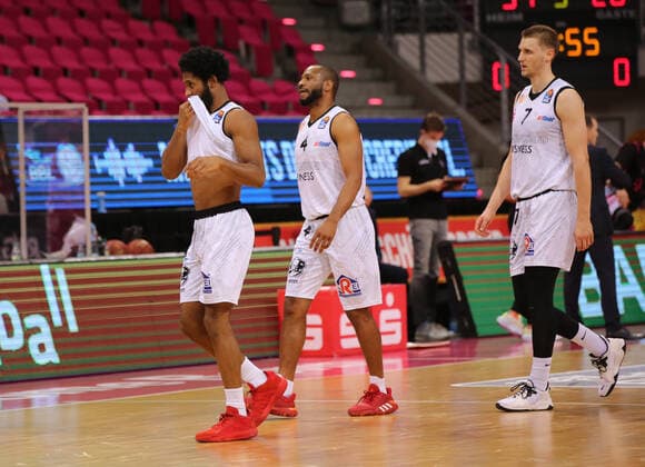Bonn, Deutschland, 25.04.2021, Telekom Dome, Basketball, BBL, Telekom Baskets Bonn vs Niners Chemnitz: Terrell Harris (Chemnitz), Virgil Matthews (Chemnitz) und Jonas Richter (Chemnitz) (