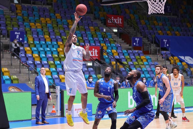 Fraport Skyliners - Mitteldeutscher BC, easyCredit BBL Sergio Kerusch (Mitteldeutscher BC, 7) gegen Matt Mobley (Fraport Skyliners, 1) und Kamari Murphy (Fraport Skyliners, 21). Basketball-Spiel der easyCredit BBL zwischen den Fraport Skyliners und Mitteldeutscher BC am 25. April 2021 in der Fraport-Arena in Frankfurt am Main., Frankfurt am Main Hessen Deutschland Fraport-Arena