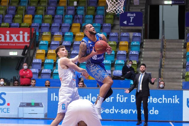 Fraport Skyliners - Mitteldeutscher BC, easyCredit BBL Rasheed Moore (Fraport Skyliners, 20) steigt hochnzum Korb. Hinter ihm Marko Krstanovic (Mitteldeutscher BC, 6). Basketball-Spiel der easyCredit BBL zwischen den Fraport Skyliners und Mitteldeutscher BC am 25. April 2021 in der Fraport-Arena in Frankfurt am Main., Frankfurt am Main Hessen Deutschland Fraport-Arena