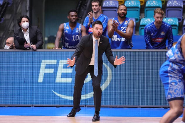 Fraport Skyliners - Mitteldeutscher BC, easyCredit BBL Trainer Sebastian Gleim (Fraport Skyliners). Basketball-Spiel der easyCredit BBL zwischen den Fraport Skyliners und Mitteldeutscher BC am 25. April 2021 in der Fraport-Arena in Frankfurt am Main., Frankfurt am Main Hessen Deutschland Fraport-Arena