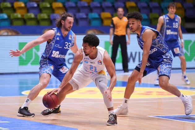 Fraport Skyliners - Mitteldeutscher BC, easyCredit BBL Quinton Hooker (Mitteldeutscher BC, 21) gegen Marco Voeller (Fraport Skyliners, 33) und Maximilian Begue (Fraport Skyliners, 3). Basketball-Spiel der easyCredit BBL zwischen den Fraport Skyliners und Mitteldeutscher BC am 25. April 2021 in der Fraport-Arena in Frankfurt am Main., Frankfurt am Main Hessen Deutschland Fraport-Arena
