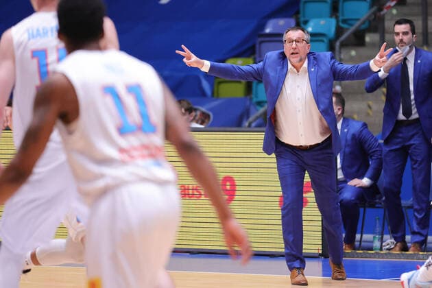 Fraport Skyliners - Mitteldeutscher BC, easyCredit BBL Head Coach Silvano Poropat (Mitteldeutscher BC). Basketball-Spiel der easyCredit BBL zwischen den Fraport Skyliners und Mitteldeutscher BC am 25. April 2021 in der Fraport-Arena in Frankfurt am Main., Frankfurt am Main Hessen Deutschland Fraport-Arena