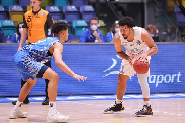 Fraport Skyliners - Mitteldeutscher BC, easyCredit BBL Maximilian Begue (Fraport Skyliners, 3) verteidigt gegen Quinton Hooker (Mitteldeutscher BC, 21). Basketball-Spiel der easyCredit BBL zwischen den Fraport Skyliners und Mitteldeutscher BC am 25. April 2021 in der Fraport-Arena in Frankfurt am Main., Frankfurt am Main Hessen Deutschland Fraport-Arena