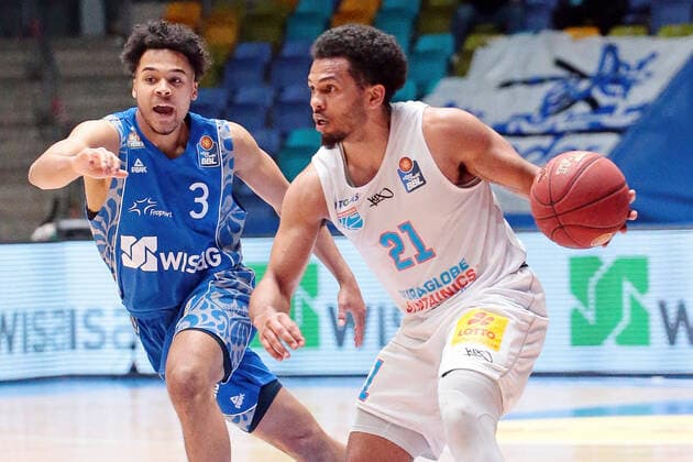 25.04.2021, xovx, Basketball BBL, Frankfurt Skyliners - Mitteldeutscher Basketball Club v.l. Maximilian Begue (Fraport Skyliners Frankfurt), Quinton Hooker (Syntainics Mitteldeutscher BC Weißenfels) emspor Frankfurt