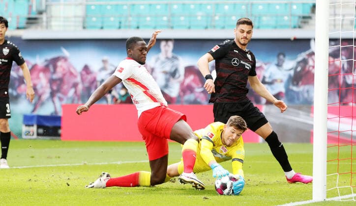 Bilder des Jahres 2021, Sport 04 April Sport Themen der Woche KW16 RB Leipzig - Stuttgart 25.04.2021 Leipzig, 25.04.2021, Red Bull Arena, Fussball, 1.Bundesliga, 31. Spieltag , RB Leipzig vs. VfB Stuttgart , Im Bild von links: Ibrahima KonatŽ Konate (6, RB Leipzig), Torwart Gregor Kobel (1, Stuttgart), Konstantinos Mavropanos (5, Stuttgart). , DFL regulations prohibit any use of photographs as image sequences and or quasi-video , *** RB Leipzig Stuttgart 25 04 2021 Leipzig, 25 04 2021, Red Bull Arena, Football, 1 Bundesliga, 31 Spieltag , RB Leipzig vs VfB Stuttgart , Pictured from left Ibrahima KonatŽ Konate 6, RB Leipzig , Goalkeeper Gregor Kobel 1, Stuttgart , Konstantinos Mavropanos 5, Stuttgart , DFL regulations prohibit any use of photographs as image sequences and or quasi video ,