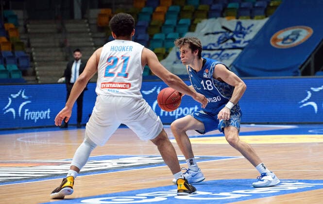 25.04.2021, xovx, Basketball BBL, Frankfurt Skyliners - Mitteldeutscher Basketball Club v.l. Quinton Hooker (Syntainics Mitteldeutscher BC Weißenfels), Joe Rahon (Fraport Skyliners Frankfurt) emspor Frankfurt