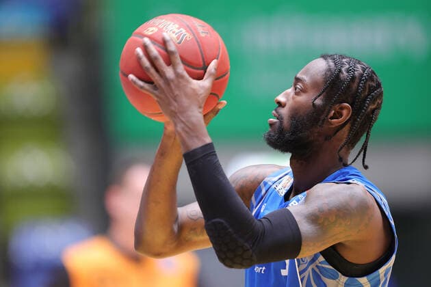 Fraport Skyliners - Mitteldeutscher BC, easyCredit BBL Matt Mobley (Fraport Skyliners, 1). Basketball-Spiel der easyCredit BBL zwischen den Fraport Skyliners und Mitteldeutscher BC am 25. April 2021 in der Fraport-Arena in Frankfurt am Main., Frankfurt am Main Hessen Deutschland Fraport-Arena