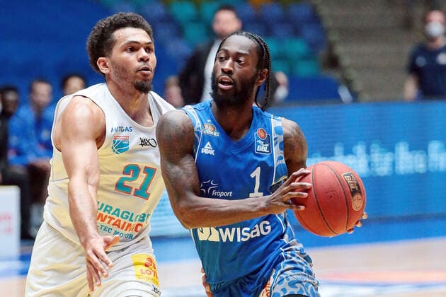 25.04.2021, xovx, Basketball BBL, Frankfurt Skyliners - Mitteldeutscher Basketball Club v.l. Quinton Hooker (Syntainics Mitteldeutscher BC Weißenfels), Matt Mobley (Fraport Skyliners Frankfurt) emspor Frankfurt