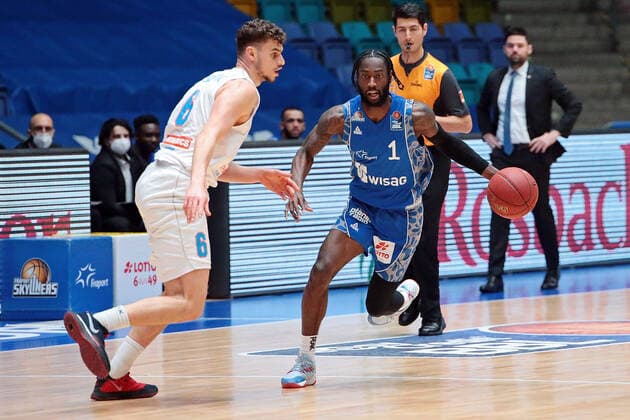 25.04.2021, xovx, Basketball BBL, Frankfurt Skyliners - Mitteldeutscher Basketball Club v.l. Marko Krstanovic (Syntainics Mitteldeutscher BC Weißenfels), Matt Mobley (Fraport Skyliners Frankfurt) emspor Frankfurt