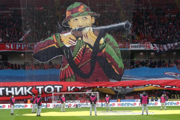 Sport Bilder des Tages MOSCOW, RUSSIA â€“ APRIL 25, 2021: Spartak Moscow fans unfold a large banner depicting head coach Domenico Tedesco as a hunter during their team s 2020 2021 Russian Premier League Round 27 football match against CSKA Moscow at Otkritie Bank Arena. Sergei Savostyanov TASS  TS0FE0E4