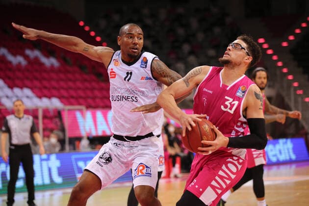 Bonn, Deutschland, 25.04.2021, Telekom Dome, Basketball, BBL, Telekom Baskets Bonn vs Niners Chemnitz: Isiaha Mike (Chemnitz) und Isaiah Philmore (Bonn) (