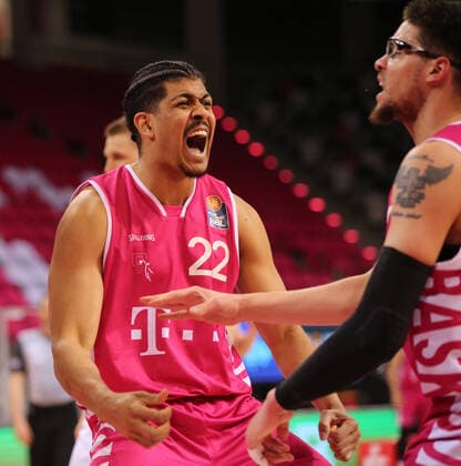 Bonn, Deutschland, 25.04.2021, Telekom Dome, Basketball, BBL, Telekom Baskets Bonn vs Niners Chemnitz: Gabriel de Oliveira (Bonn) und Isaiah Philmore (Bonn) (