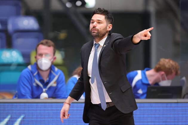 Fraport Skyliners - Mitteldeutscher BC, easyCredit BBL Trainer Sebastian Gleim (Fraport Skyliners). Basketball-Spiel der easyCredit BBL zwischen den Fraport Skyliners und Mitteldeutscher BC am 25. April 2021 in der Fraport-Arena in Frankfurt am Main., Frankfurt am Main Hessen Deutschland Fraport-Arena