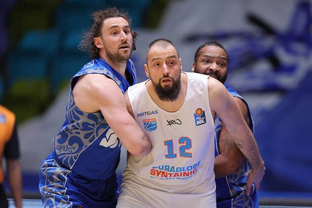 Fraport Skyliners - Mitteldeutscher BC, easyCredit BBL Marco Voeller (Fraport Skyliners, 33) gegen Djordje Pantelic (Mitteldeutscher BC, 12). Basketball-Spiel der easyCredit BBL zwischen den Fraport Skyliners und Mitteldeutscher BC am 25. April 2021 in der Fraport-Arena in Frankfurt am Main., Frankfurt am Main Hessen Deutschland Fraport-Arena