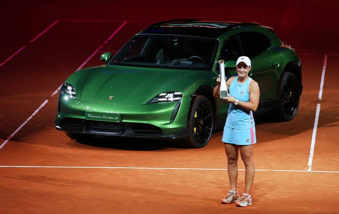 BAU 25.04.2021 Stuttgart Tennis Porsche Tennis Grand Prix, Finale, Siegerin Ashleigh BARTY (AUS) mit Siegerauto, Auto Porsche Taycan