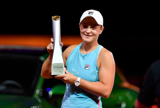 Ashleigh Barty (AUS) Siegerehrung mit Pokal vor Siegerfahrzeug Porsche Taycan Turbo S Cross Turismo Finale Tennis Damen Porsche-Cup Porsche Tennis Grand Prix GP Stuttgart 2021 Porsche-Arena 25.04.2021 Porsche Tennis Grand Prix Stuttgart 2021