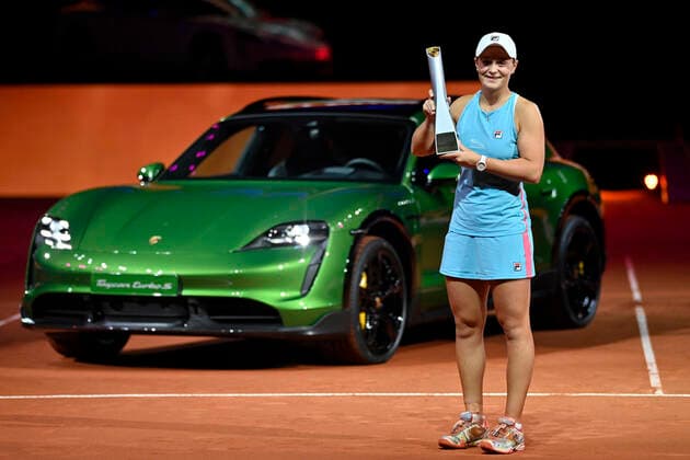 Ashleigh Barty (AUS) Siegerehrung mit Pokal vor Siegerfahrzeug Porsche Taycan Turbo S Cross Turismo Finale Tennis Damen Porsche-Cup Porsche Tennis Grand Prix GP Stuttgart 2021 Porsche-Arena 25.04.2021 Porsche Tennis Grand Prix Stuttgart 2021