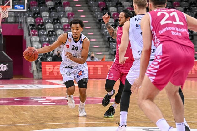 easyCredit BBL, Telekom Baskets Bonn vs. NINERS Chemnitz, 25.04.2021 George King (NINERS Chemnitz 24), easyCredit BBL, Telekom Baskets Bonn vs. NINERS Chemnitz am 25.04.2021 im Telekom Dome Bonn, Bonn (Nordrhein-Westfalen) Copyright: xBEAUTIFULxSPORTS Mueller-Laschetx