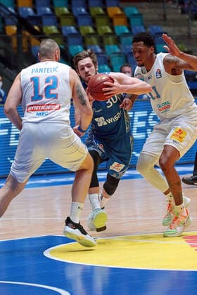 25.04.2021, xovx, Basketball BBL, Frankfurt Skyliners - Mitteldeutscher Basketball Club v.l. Djordje Pantelic (Syntainics Mitteldeutscher BC Weißenfels), Jon Axel Gudmundsson (Fraport Skyliners Frankfurt), Kyndahl Hill (Syntainics Mitteldeutscher BC Weißenfels) emspor Frankfurt