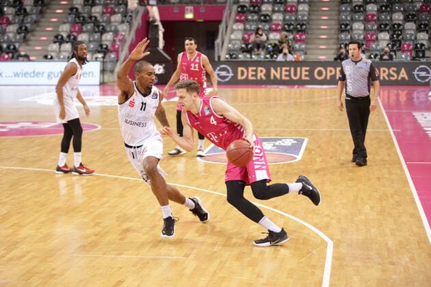 Strahinja Micovic Telekom Baskets Bonn vs. Isiaha Mike NINERS Chemnitz easyCredit BBL 1. Bundesliga , Saison 2020 2021 , 30. Spieltag