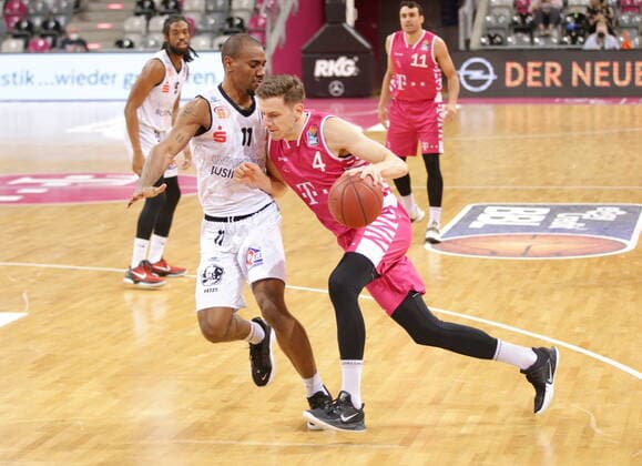 Strahinja Micovic Telekom Baskets Bonn vs. Isiaha Mike NINERS Chemnitz easyCredit BBL 1. Bundesliga , Saison 2020 2021 , 30. Spieltag