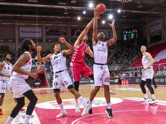 Gabriel de Oliveira (TB Bonn 22) und Isiaha Mike (Niners Chemnitz 11), Telekom Baskets Bonn vs. Niners Chemnitz, Basketball, 1. Easy Credit- Bundesliga, 30. Spieltag, 25.04.2021, Telekom Baskets Bonn vs. Niners Chemnitz, Basketball, 1. Easy Credit- Bundesliga, 30. Spieltag, 25.04.2021, Foto: EIBNER Joerg Niebergall Bonn Copyright: xJoergxNiebergall Eibner-Pressefox EP_JNL