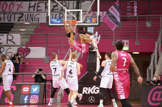 Jalen Hudson Telekom Baskets Bonn vs. NINERS Chemnitz easyCredit BBL 1. Bundesliga , Saison 2020 2021 , 30. Spieltag