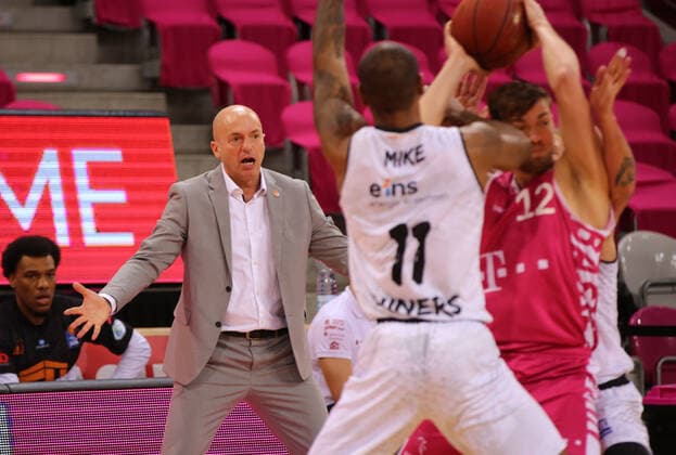 Bonn, Deutschland, 25.04.2021, Telekom Dome, Basketball, BBL, Telekom Baskets Bonn vs Niners Chemnitz: Head Coach Rodrigo Pastore (Chemnitz) (