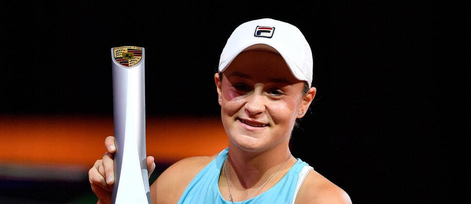 BAU 25.04.2021 Stuttgart Tennis Porsche Tennis Grand Prix, Finale, Ashleigh BARTY (AUS) mit Pokal