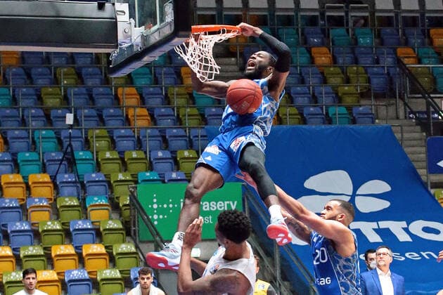 25.04.2021, xovx, Basketball BBL, Frankfurt Skyliners - Mitteldeutscher Basketball Club v.l. Kyndahl Hill (Syntainics Mitteldeutscher BC Weißenfels), Matt Mobley (Fraport Skyliners Frankfurt), Rasheed Moore (Fraport Skyliners Frankfurt) emspor Frankfurt