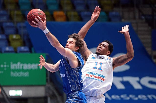 25.04.2021, xovx, Basketball BBL, Frankfurt Skyliners - Mitteldeutscher Basketball Club v.l. Joe Rahon (Fraport Skyliners Frankfurt), Kyndahl Hill (Syntainics Mitteldeutscher BC Weißenfels) emspor Frankfurt