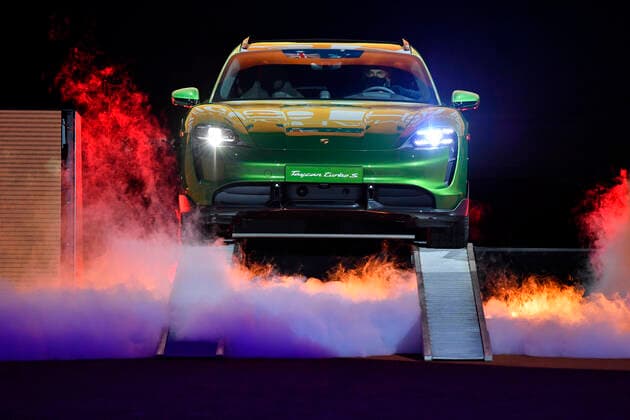 Oliver Blume Vorstandsvorsitzender, Dr. Ing. h.c. F. Porsche AG fährt Siegerfahrzeug Porsche Taycan Turbo S Cross Turismo auf den Centre Court Finale Tennis Damen Porsche-Cup Porsche Tennis Grand Prix GP Stuttgart 2021 Porsche-Arena 25.04.2021 Porsche Tennis Grand Prix Stuttgart 2021