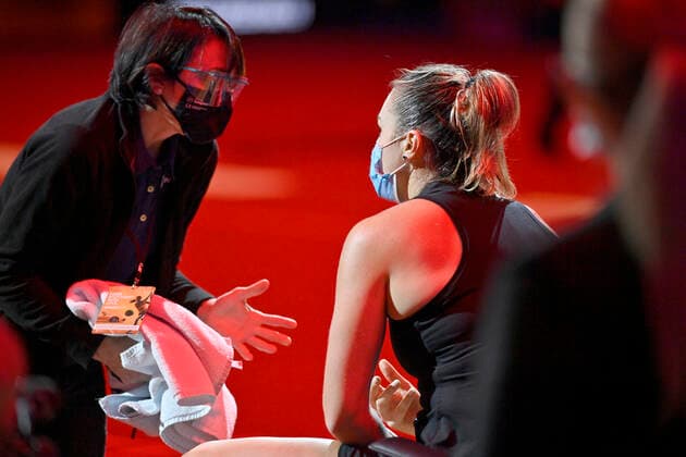 Aryna Sabalenka (BLR) im Gespräch Diskussion mitPhysiotherapeutin muss verletzt Verletzung behandelt werden Finale Tennis Damen Porsche-Cup Porsche Tennis Grand Prix GP Stuttgart 2021 Porsche-Arena 25.04.2021 Porsche Tennis Grand Prix Stuttgart 2021