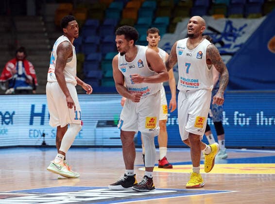 25.04.2021, xovx, Basketball BBL, Frankfurt Skyliners - Mitteldeutscher Basketball Club v.l. Jubel bei Aleksandar Marelja (Syntainics Mitteldeutscher BC Weißenfels), Quinton Hooker (Syntainics Mitteldeutscher BC Weißenfels) und Sergio Kerusch (Syntainics Mitteldeutscher BC Weißenfels) emspor Frankfurt