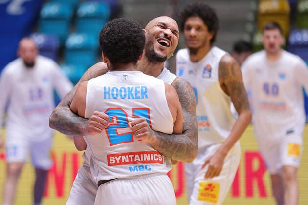 Fraport Skyliners - Mitteldeutscher BC, easyCredit BBL Sergio Kerusch (Mitteldeutscher BC, 7) und Quinton Hooker (Mitteldeutscher BC, 21) jubeln nach Spielende. Basketball-Spiel der easyCredit BBL zwischen den Fraport Skyliners und Mitteldeutscher BC am 25. April 2021 in der Fraport-Arena in Frankfurt am Main., Frankfurt am Main Hessen Deutschland Fraport-Arena