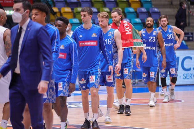 Fraport Skyliners - Mitteldeutscher BC, easyCredit BBL Shakehands nach Spielende: die enttaeuschten Fraport Skyliners. Basketball-Spiel der easyCredit BBL zwischen den Fraport Skyliners und Mitteldeutscher BC am 25. April 2021 in der Fraport-Arena in Frankfurt am Main., Frankfurt am Main Hessen Deutschland Fraport-Arena