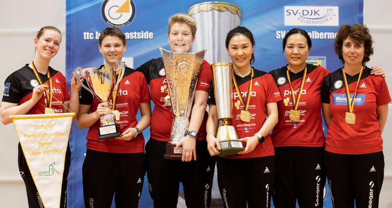 Bilder des Jahres 2021, Sport 04 April Sport Themen der Woche KW16 Sport Bilder des Tages Tischtennis: 1. Bundesliga, Saison 2020 2021, 3. Play-off-Finale, TTC Berlin eastside - SV DJK Kolbermoor am 25.04.2021 in Berlin (Berlin). Deutscher Meister TTC Berlin eastside (v. l. n. r.: Britt Eerland, Nina Mittelham, Jessica Göbel, Shan Xiaona, Ding Yaping, Irina Palina) *** Table Tennis 1 Bundesliga, Season 2020 2021, 3 Play off Final, TTC Berlin eastside SV DJK Kolbermoor on 25 04 2021 in Berlin Berlin German Champion TTC Berlin eastside f l n r Britt Eerland, Nina Mittelham, Jessica Göbel, Shan Xiaona, Ding Yaping, Irina Palina Copyright: xKirchner MarcoxSteinbrennerx