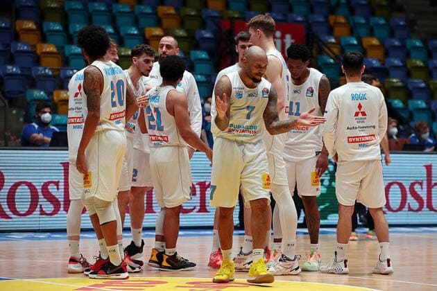 25.04.2021, xovx, Basketball BBL, Frankfurt Skyliners - Mitteldeutscher Basketball Club Die Spieler der Syntainics Mitteldeutscher BC bejubeln den 81:76 Sieg in Frankfurt emspor Frankfurt
