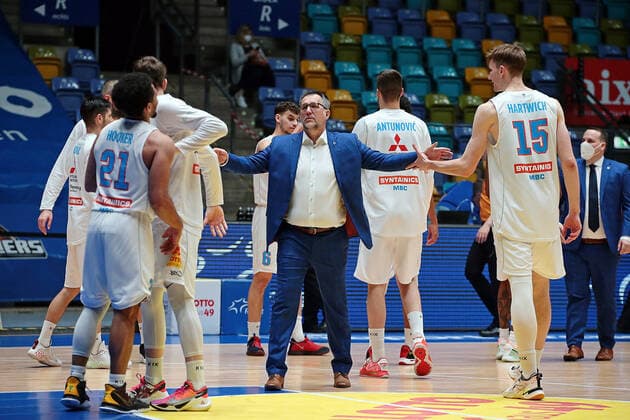 25.04.2021, xovx, Basketball BBL, Frankfurt Skyliners - Mitteldeutscher Basketball Club Die Spieler der Syntainics Mitteldeutscher BC und Head Coach Silvano Poropat (Syntainics Mitteldeutscher BC Weißenfels) bejubeln den 81:76 Sieg in Frankfurt emspor Frankfurt