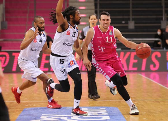 Bonn, Deutschland, 25.04.2021, Telekom Dome, Basketball, BBL, Telekom Baskets Bonn vs Niners Chemnitz: Virgil Matthews (Chemnitz), Marcus Thornton (Chemnitz) und Anthony DiLeo (Bonn) (