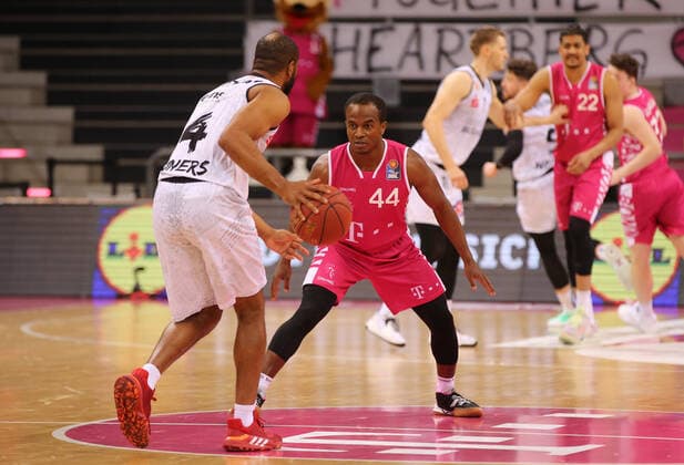 Bonn, Deutschland, 25.04.2021, Telekom Dome, Basketball, BBL, Telekom Baskets Bonn vs Niners Chemnitz: Virgil Matthews (Chemnitz) und Jeremy Lewis (Bonn) (