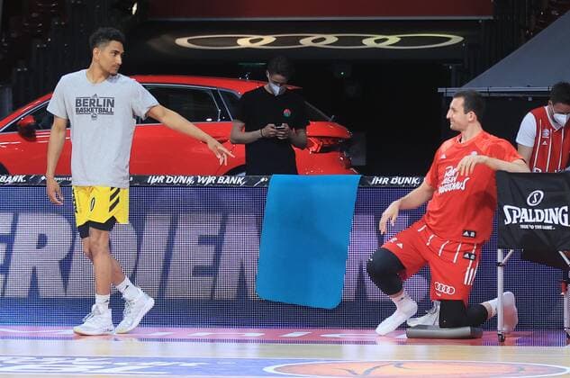 25.04.2021, BBL , FC Bayern Basketball vs Alba Berlin, Audi Dome Muenchen , im Bild: Maodo Lo (Alba Berlin) und ex Kollege Paul Zipser (FCB Basketball)
