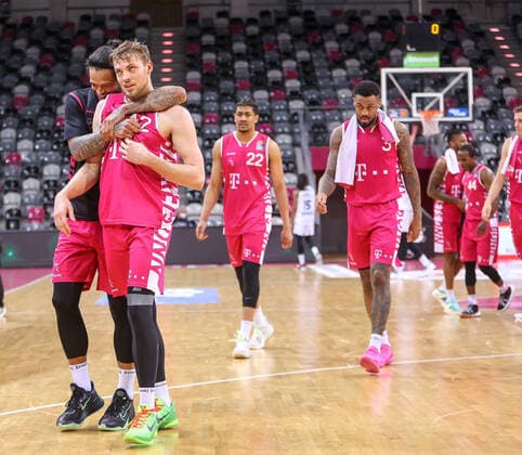 Gewonnen: Chris Babb I(Bonn 7) herzt Kilian Binapel (Bonn 12), Telekom Baskets Bonn vs. Niners Chemnitz, Basketball, 1. Easy Credit- Bundesliga, 30. Spieltag, 25.04.2021, Telekom Baskets Bonn vs. Niners Chemnitz, Basketball, 1. Easy Credit- Bundesliga, 30. Spieltag, 25.04.2021, Foto: EIBNER Joerg Niebergall Bonn Copyright: xJoergxNiebergall Eibner-Pressefox EP_JNL