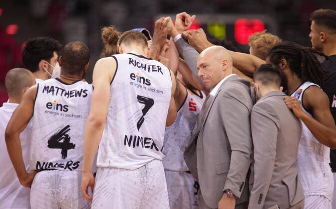 Trainer Rodrigo Pastore mit Team NINERS Chemnitz nach Niederlage vs. Telekom Baskets Bonn easyCredit BBL 1. Bundesliga , Saison 2020 2021 , 30. Spieltag