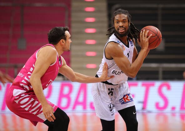 Bonn, Deutschland, 25.04.2021, Telekom Dome, Basketball, BBL, Telekom Baskets Bonn vs Niners Chemnitz: Anthony DiLeo (Bonn) und Marcus Thornton (Chemnitz) (