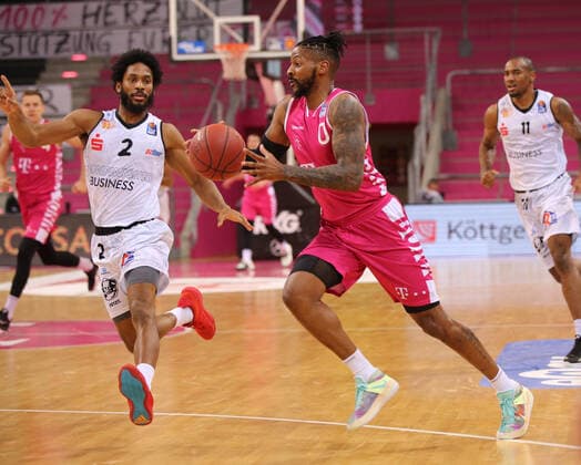Bonn, Deutschland, 25.04.2021, Telekom Dome, Basketball, BBL, Telekom Baskets Bonn vs Niners Chemnitz: Terrell Harris (Chemnitz) und Alex Hamilton (Bonn) (