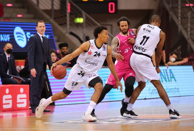Bonn, Deutschland, 25.04.2021, Telekom Dome, Basketball, BBL, Telekom Baskets Bonn vs Niners Chemnitz: George King (Chemnitz), Chris Babb (Bonn) und Isiaha Mike (Chemnitz) (